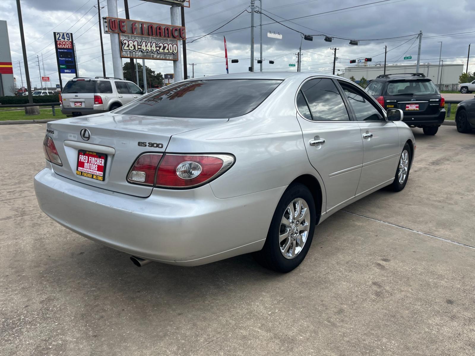 2003 SILVER /gray Lexus ES 300 Sedan (JTHBF30G135) with an 3.0L V6 DOHC 24V engine, 5-Speed Automatic Overdrive transmission, located at 14700 Tomball Parkway 249, Houston, TX, 77086, (281) 444-2200, 29.928619, -95.504074 - Photo #6